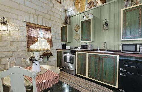 Grapetown Cottage | The Stone Cottage for 2 @ TimberRose Ranch hot tub