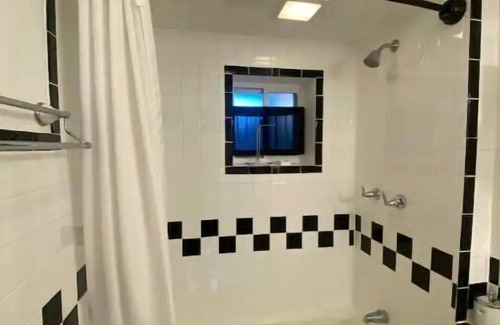 Fayetteville House | The Stone House/hot tub is within easy access to New River Gorge National Park.