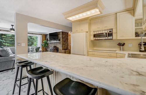 Cascade House | The Stone Lodge | Sleeps 15 | Hot Tubs | Game Room