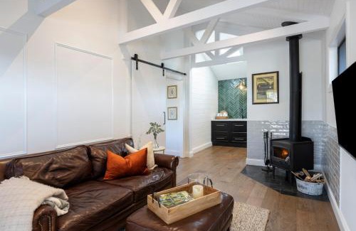 Blewitt Springs Hotel | The Strand at The Vineyard McLaren Vale - King BR, Comp Minibar, Breakfast Prov, Fireplace