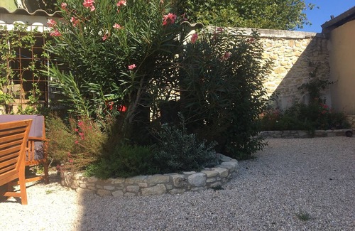 Sarrians Apartment | The studio of Arthure in Provence. Bedroom and bathroom, and kitchenette in the countryside.