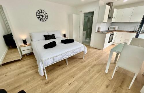 Hartshill Apartment | The Studio - Private Car Park with CCTV - Fast WiFi - Peaceful Retreat with Views for Business or Couples