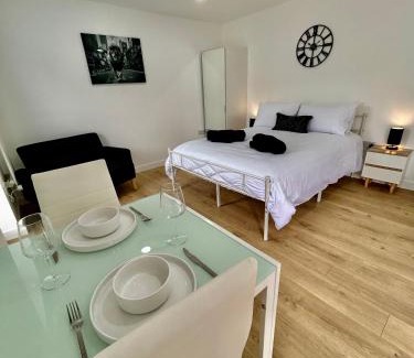 Hartshill Apartment | The Studio - Private Car Park with CCTV - Fast WiFi - Peaceful Retreat with Views for Business or Couples