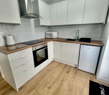 Hartshill Apartment | The Studio - Private Car Park with CCTV - Fast WiFi - Peaceful Retreat with Views for Business or Couples