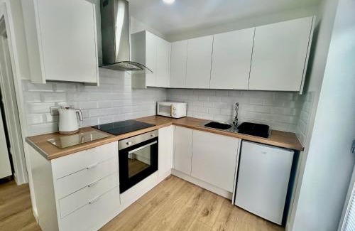 Hartshill Apartment | The Studio - Private Car Park with CCTV - Fast WiFi - Peaceful Retreat with Views for Business or Couples