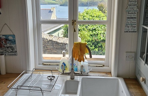 St. Mawes Cottage | The Summer House - a cottage that sleeps 6 guests in 3 bedrooms