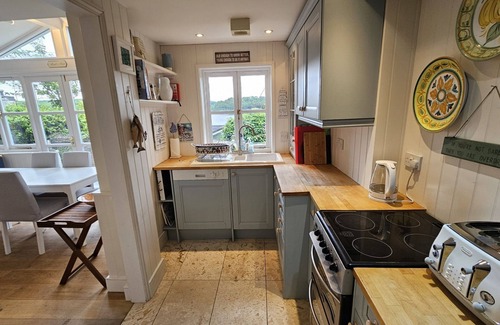 St. Mawes Cottage | The Summer House - a cottage that sleeps 6 guests in 3 bedrooms