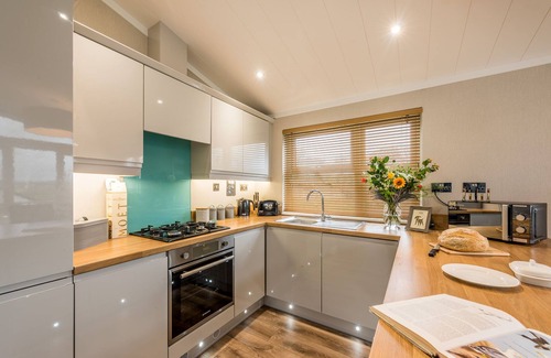 Otterham Apartment | The Summerhouse Lodge-Ensuite with Shower-Countryside view-Lodge