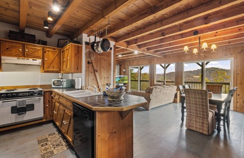 Suches Cabin | The Summit Haven -Top of Mountain/Pet Friendly/Panoramic Year-Round Views