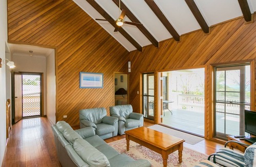 Point Vernon House | The Sun and Sea Modern split level, pet-friendly family holiday home on the Esplanade
