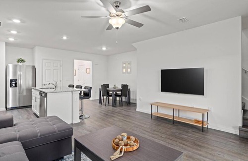 Rural Estates House | The Sunny Serenity Townhome