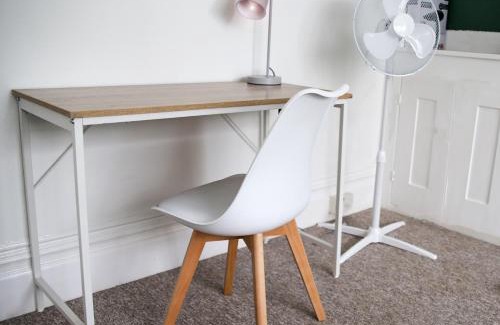Eastbourne House | The Sunny Side, FREE CAR PARK, 3 minutes to the beach