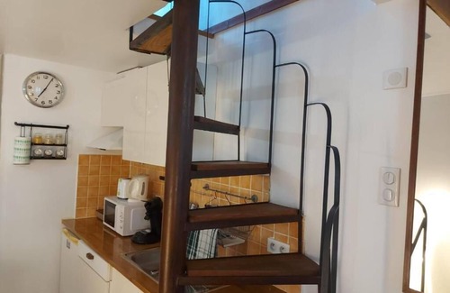 Village Apartment | The Sunny Suite, warm and modern!