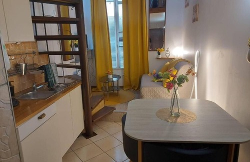 Village Apartment | The Sunny Suite, warm and modern!