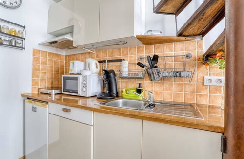 Village Apartment | The Sunny Suite, warm and modern!