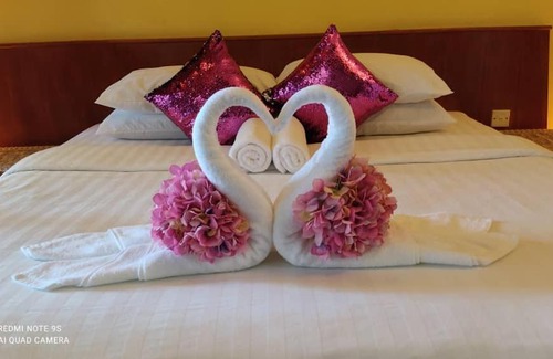 Kuala Teriang Cabin | the sunset view lagoon suite