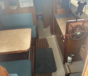 Rouses Point Boat Rental | The Sunshine boat