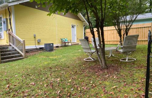 Hendersonville House | The Sunshine Cottage Hendersonville Rental!