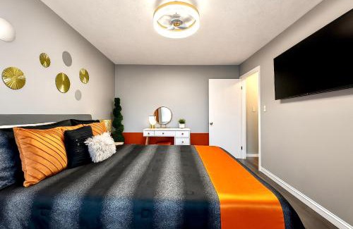 Cleveland House | The Sunstone Retreat - Your Brooklyn Centre Haven Comfort To Explore Near Downtown With Parking, 300MB Wifi & Self Check-In