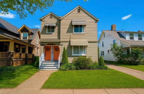 Cleveland House | The Sunstone Retreat - Your Brooklyn Centre Haven Comfort To Explore Near Downtown With Parking, 300MB Wifi & Self Check-In