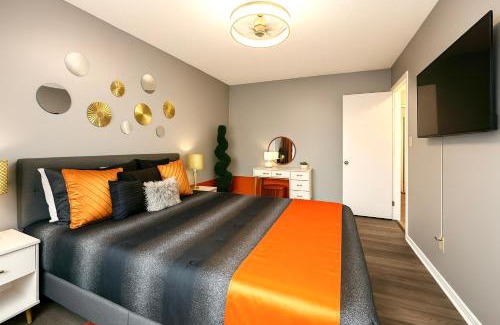 Cleveland House | The Sunstone Retreat - Your Brooklyn Centre Haven Comfort To Explore Near Downtown With Parking, 300MB Wifi & Self Check-In