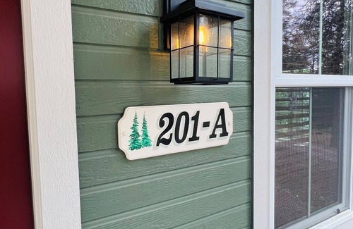 Lakeside Apartment | The Swan at Elk Ridge Village cabin 201A with views of Flathead Lake.