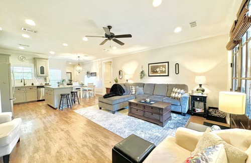Oxford House | The Sweet Magnolia 4BR Deluxe by Velvet Ditch Villas