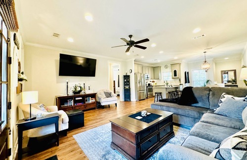 Oxford House | The Sweet Magnolia 4BR Deluxe by Velvet Ditch Villas