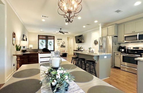 Oxford House | The Sweet Magnolia 4BR Deluxe by Velvet Ditch Villas