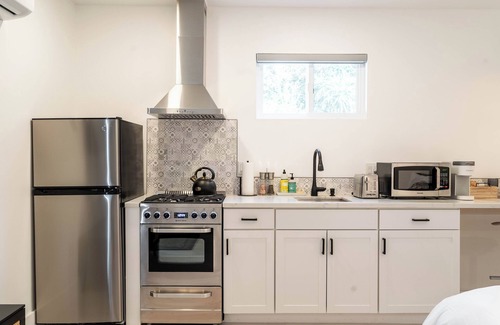 Meiners Oaks Apartment | 'The Sweet Pad' - Cozy Studio with WiFi and AC in lovely Ojai