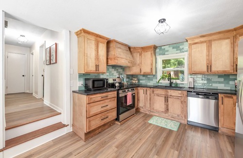 Jackson House | The Sweet Pea 3BD 2BA Cozy, Stylish Stay Just Minutes from I-40 & Everything