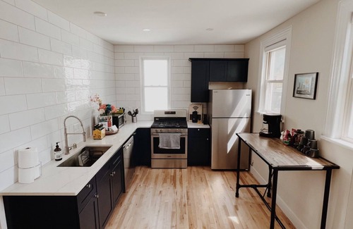 Bay View House | The Sweet Spot - 10 mins from airport & downtown