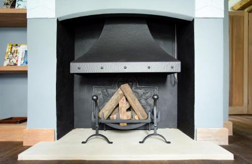 Swinbrook Apartment | The Swinbrook Manor House - Spacious 5BDR House with Garden