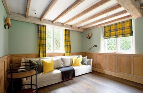 Swinbrook Apartment | The Swinbrook Manor House - Spacious 5BDR House with Garden