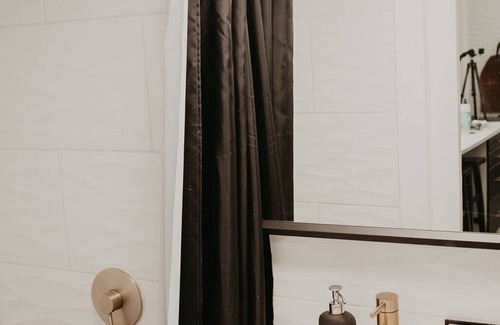 Fredericksburg Cabin | The Syrah-Country Meets Glam