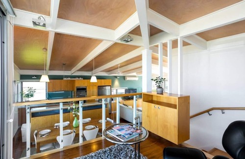 Hayborough House | "The Tall House at Chiton Rocks" - Walk to the beach - Family friendly - Wifi