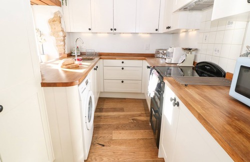 Kingham House | THE TAP ROOM, pet friendly, with a garden in Kingham