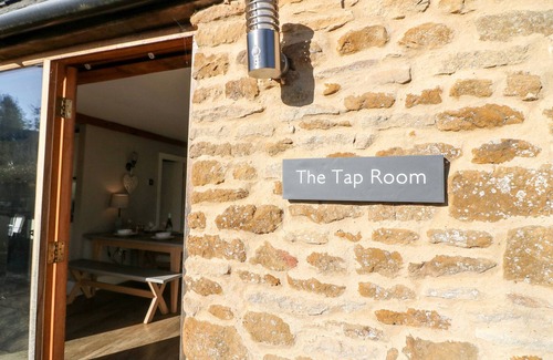 Kingham House | THE TAP ROOM, pet friendly, with a garden in Kingham
