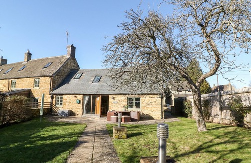 Kingham House | THE TAP ROOM, pet friendly, with a garden in Kingham