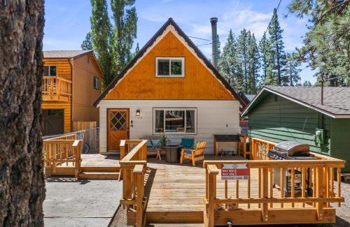 Big Bear City Villa | The Teddy Bear Cabin! Large Patio!