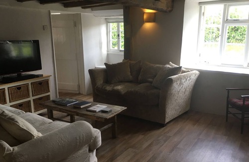 Dunsford Cottage | The Thatched House, Dartmoor - Stunning Gardens - Hot Tub Now Available!