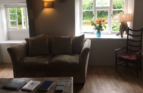 Dunsford Cottage | The Thatched House, Dartmoor - Stunning Gardens - Hot Tub Now Available!