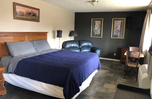 Tompkinsville Hotel | The Tompkinsville Inn