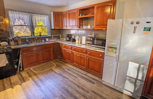 Bellepoint House | The Top of the Town - Large comfortable dog friendly home. Fish, Hike, Float!