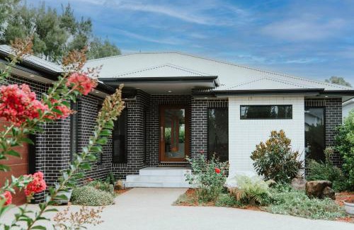 Central Mudgee House | The Top Spot - A Modern All-Season Retreat