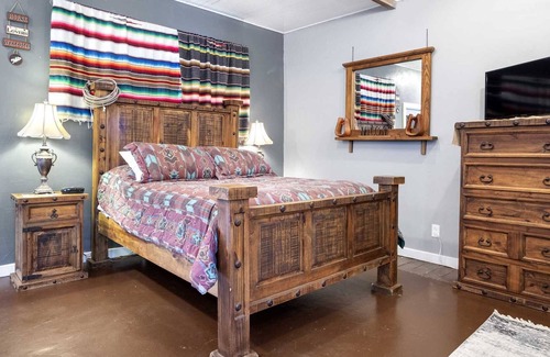 Bandera Cottage | The Trails End Retreat