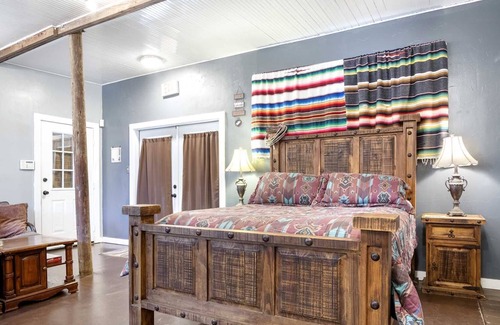 Bandera Cottage | The Trails End Retreat