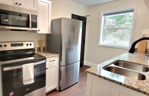 Tazewell Apartment | The Traveler on Main - Suite #4- Across the Street from Back of the Dragon!