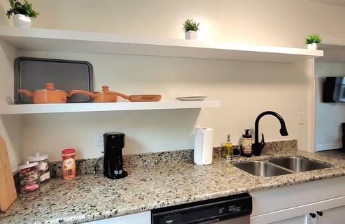 Tazewell Apartment | The Traveler on Main - Suite #4- Across the Street from Back of the Dragon!