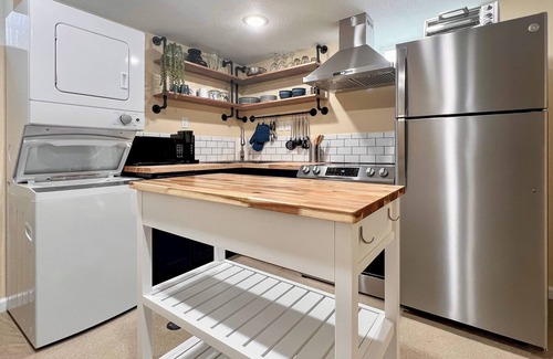 Twin Falls House | The Travelers Hideaway: King & Queen, Pet-friendly!